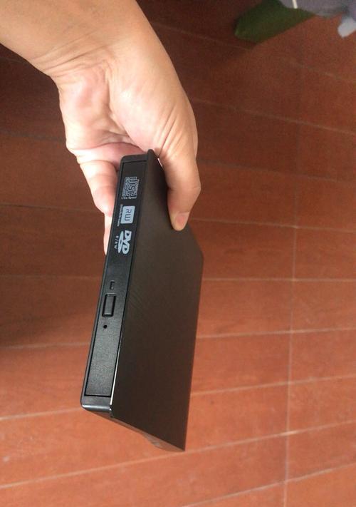 DVD盘与CD盘的区别对比（选择光盘存储介质，关注这些关键点）
