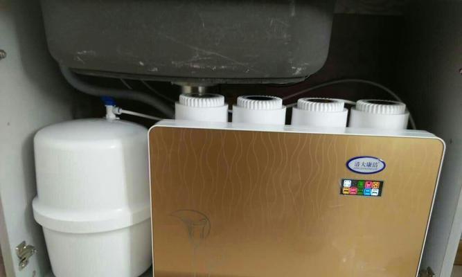 解决饮水机水槽后面漏水的实用方法（小技巧帮你解决饮水机水槽后面的漏水问题）
