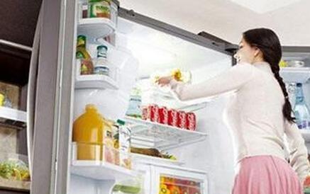 轻松快速清洁冰箱，让食物更健康（便捷的冰箱清洁方法帮助您节省时间和精力）