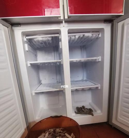 冰柜结冰外面很烫，怎么办（教你快速解决冰柜外面发热问题）