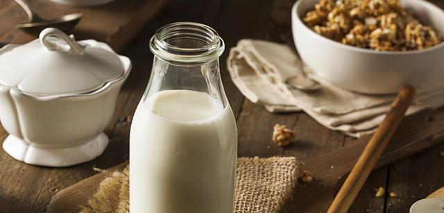 新鲜牛奶怎么喝（五个简单的步骤让你喝上干净鲜牛奶）
