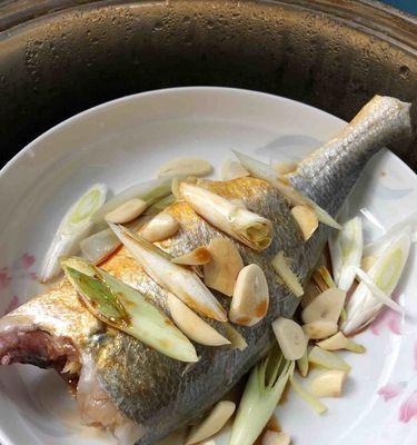 家常清蒸黄花鱼，营养美味的家常菜（清蒸黄花鱼的制作步骤及技巧）