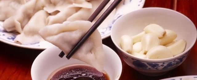 冬至吃饺子的来历（传承千年的美食习俗）