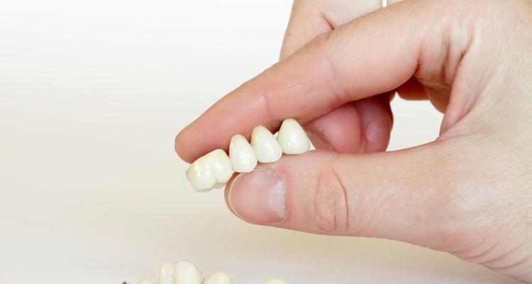 牙齿痛如何快速止痛（简单有效的方法让您迅速缓解牙痛的痛苦）
