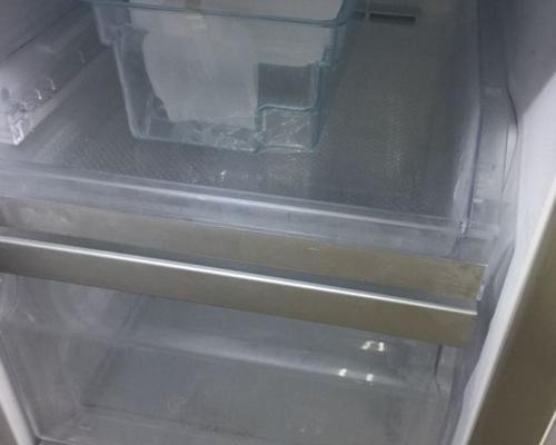 解决海尔冰箱冷冻板掉落问题的方法（如何修复海尔冰箱冷冻板的脱落）