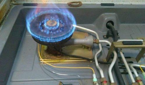 燃气灶电池跑电的修复方法（解决燃气灶电池耗电问题）
