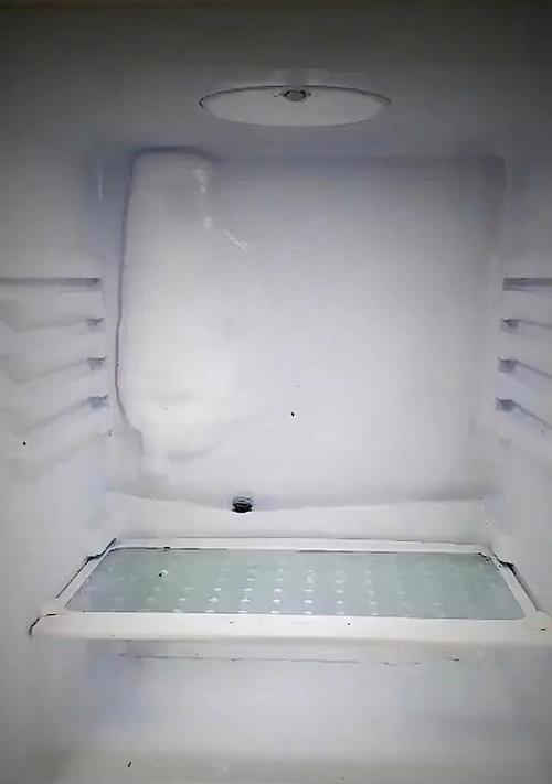 解决冰箱水孔堵塞的方法（为什么冰箱水孔会堵塞）
