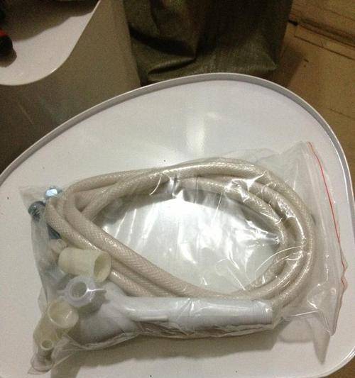 如何用热水器清洗生锈的螺丝（使用热水器清洗螺丝的方法和技巧）
