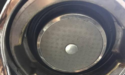咖啡机背面漏水的维修方法（咖啡机背面漏水的原因及解决方案）