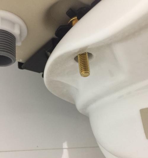 马桶盖松了如何拧紧（没有螺丝的马桶盖如何更换）