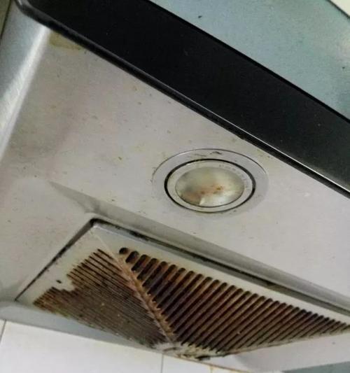 油烟机进水烧了怎么修理（水侵入油烟机内部引发故障）