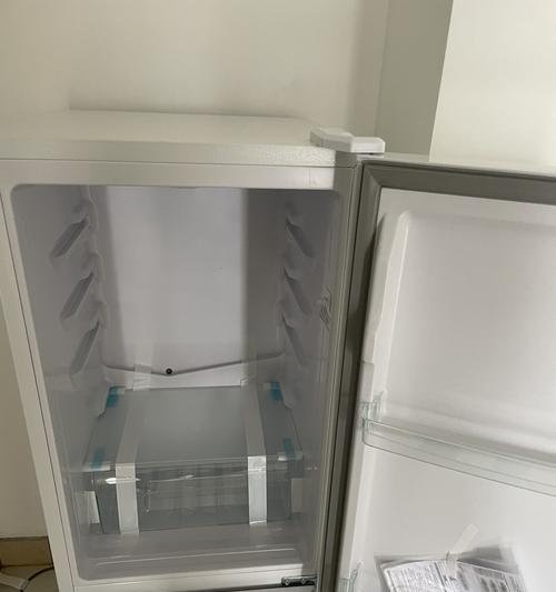 康佳冰箱内壁清洗方法（轻松清洁冰箱内壁焕然一新）