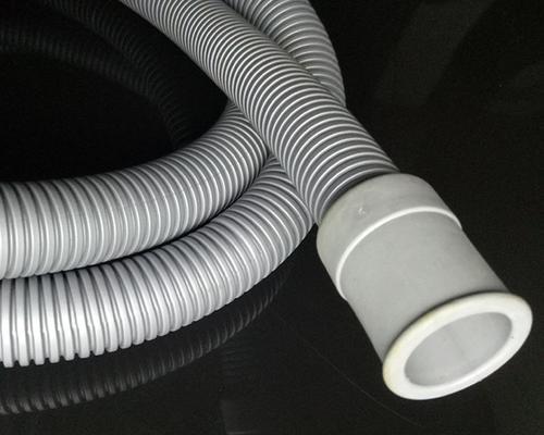 洗衣机自带排水管更换方法（快速简单的更换教程）