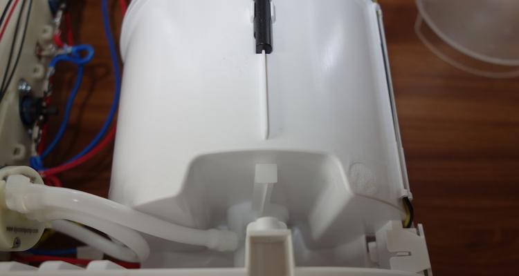饮水机显示缺水故障的原因和解决方法（如何识别和处理饮水机显示缺水故障）