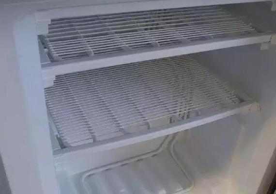 冰柜化冰水的处理方法（如何有效利用冰柜将冰水保存并运用于生活中）