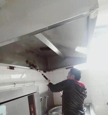 小饭店油烟机烟罩清洗的正确方法（让小饭店油烟机烟罩焕然一新）