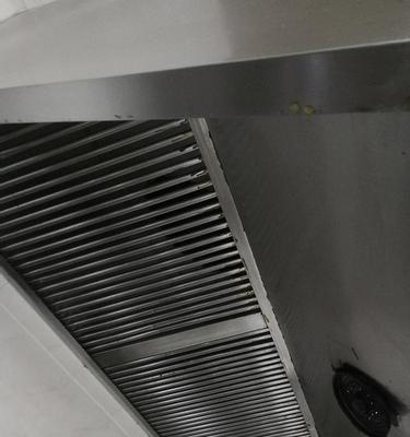 小饭店油烟机烟罩清洗的正确方法（让小饭店油烟机烟罩焕然一新）