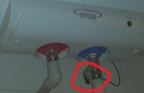 热水器盖子漏水的修理方法（解决热水器盖子漏水的实用技巧）
