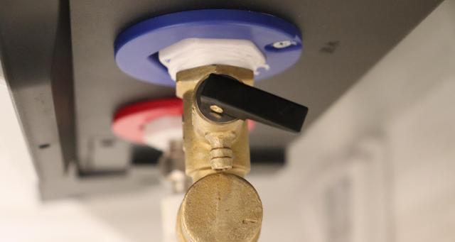 热水器泄压阀漏水维修全攻略（解决泄压阀漏水问题的实用方法）