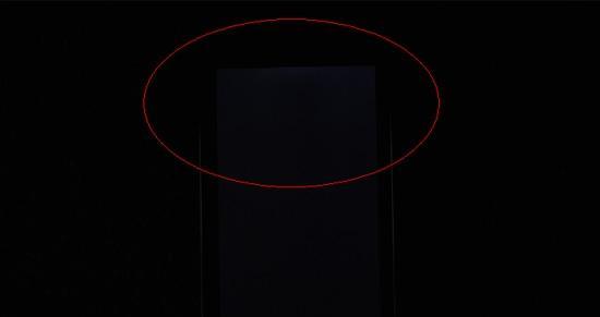 解决显示器画面上小孔问题的方法（有效修复显示器小孔问题）