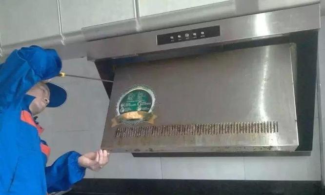 封闭阳台油烟机清洗技巧（保持清洁）