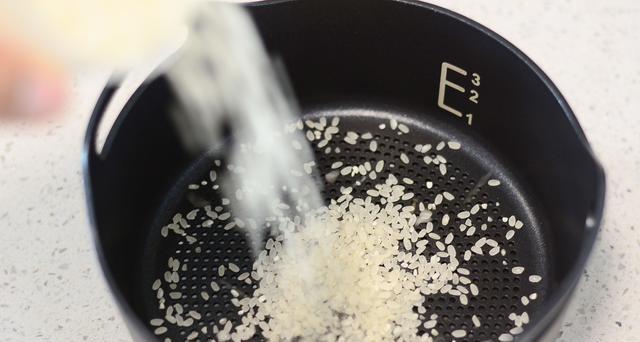 电饭煲没加米水怎么办（教你如何处理忘记加米水的电饭煲情况）