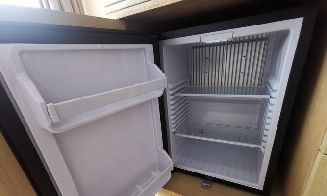 冰箱灯坏了怎么打开外壳？冰箱灯坏外壳如何拆卸？