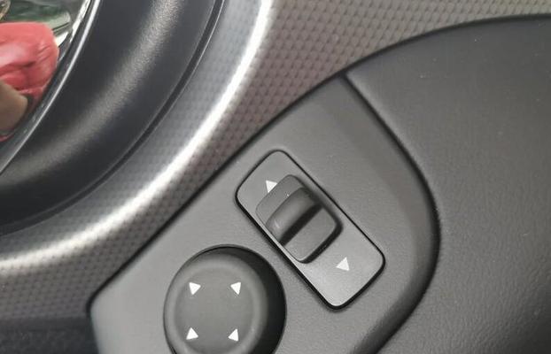 联想c200一体机开关位置在哪里？