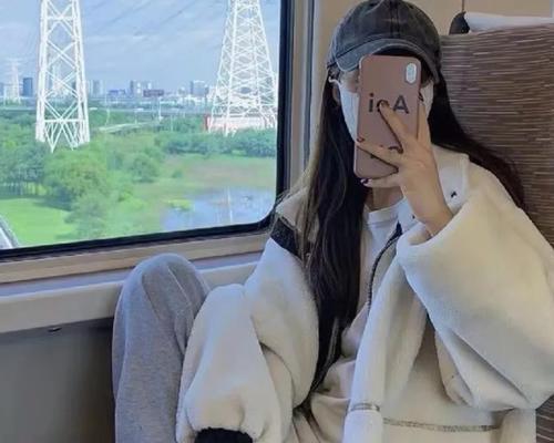 手机拍照时如何巧妙地挡脸还能保持美观？