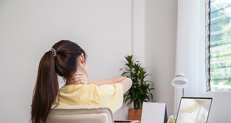 抱着笔记本拍照会有什么影响？新笔记本电脑拍照的正确姿势是什么？