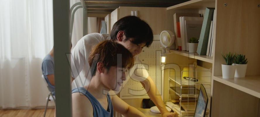 宿舍晚上使用笔记本电脑的正确方法是什么？
