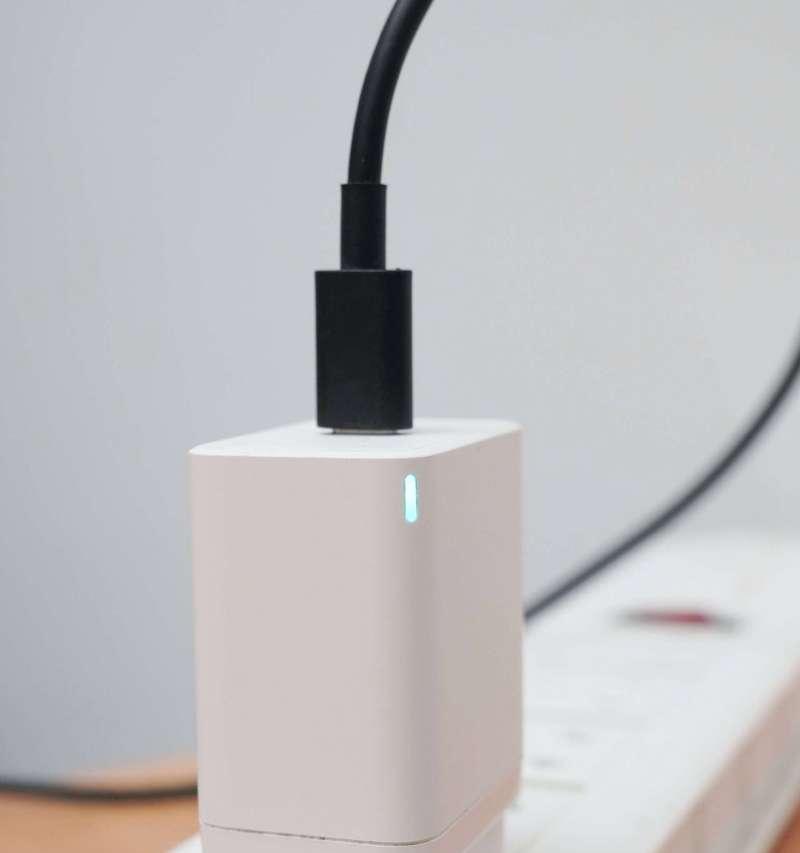 什么是恒充恒压充电器的功能？它的工作原理和优势是什么？