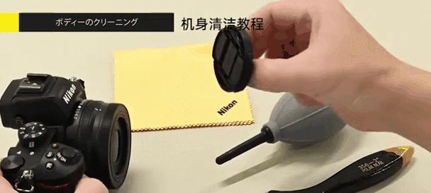 新镜头内出现灰尘如何清理？是否会影响相机性能？