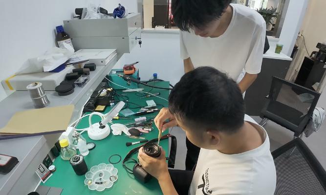 新镜头内出现灰尘如何清理？是否会影响相机性能？
