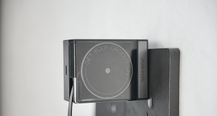 床上隐藏充电器插头的名称是什么？