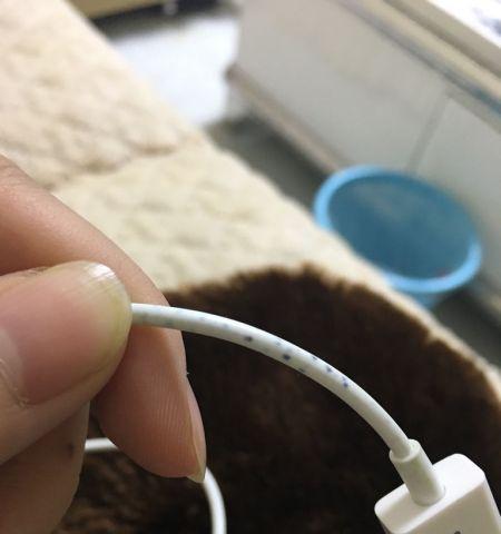 充电器上的黑点如何清除？