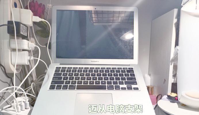 如何拆卸粘墙上的平板电脑支架？