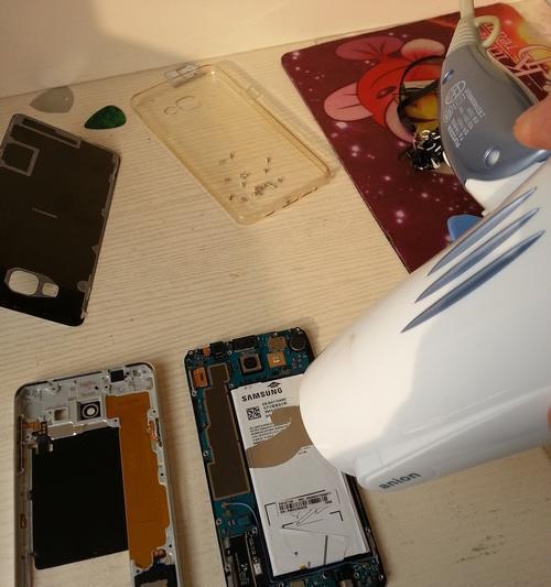 三星翻盖手机电池更换步骤是什么？