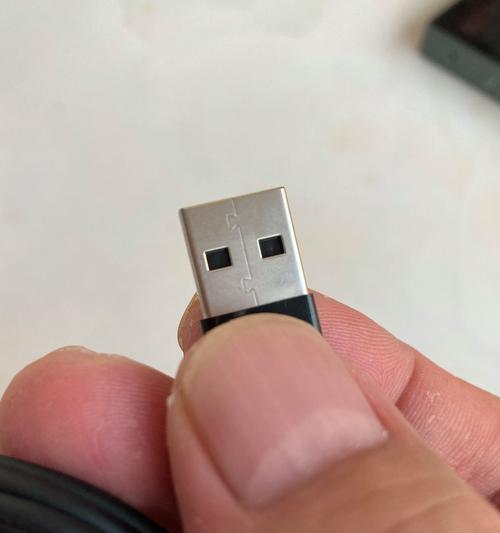 苹果手机充电器左侧接口是干嘛用的？有什么特殊功能？